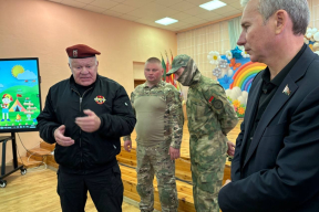 Фотофакт. Дмитрий Павличенко учит беларуских детей «патриотизму»
